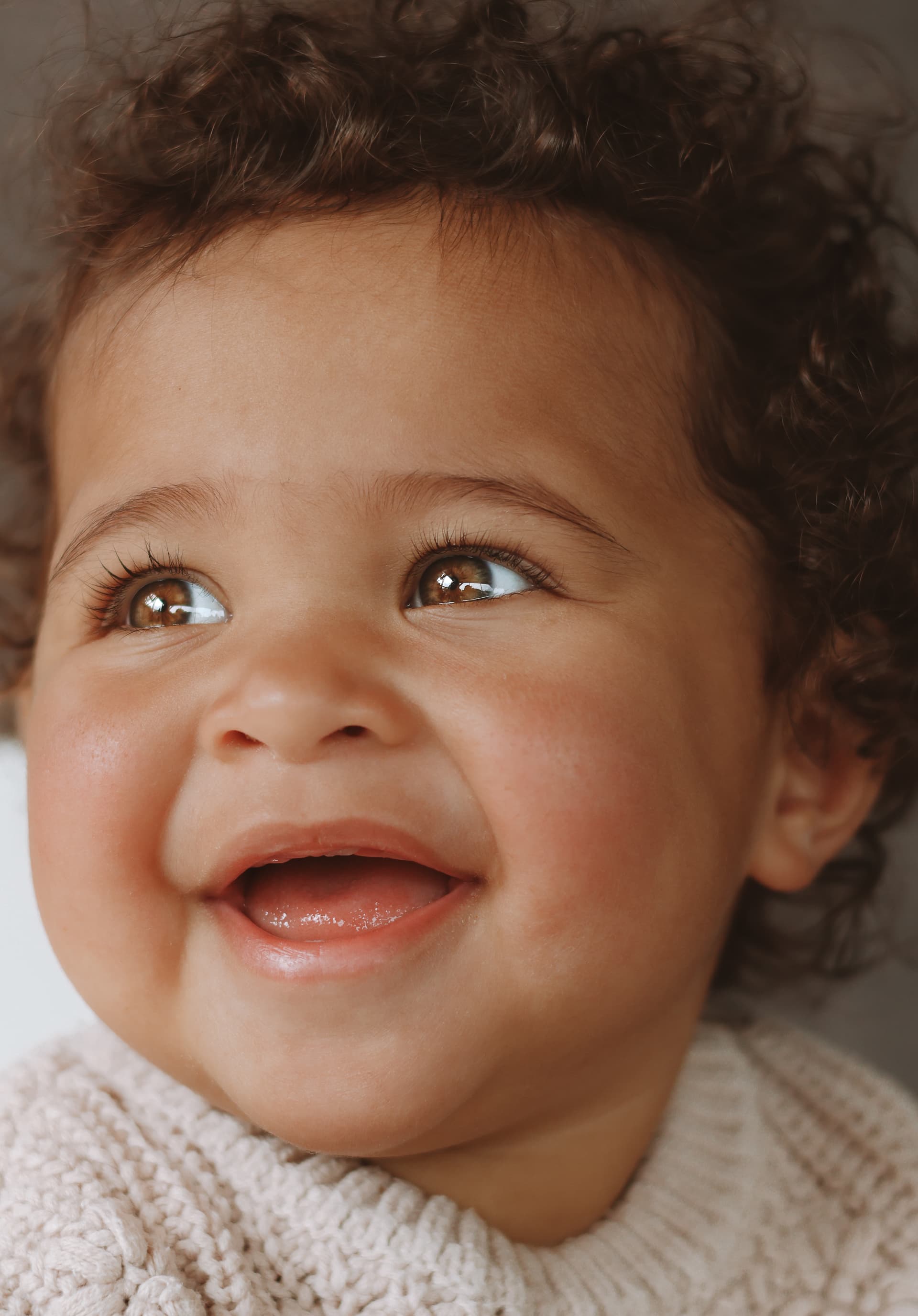 Momentenfotografie — warme gezinsshot in de natuur